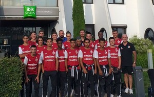 L'équipe et le staff devant l'hôtel IBIS de Toulouse Labège